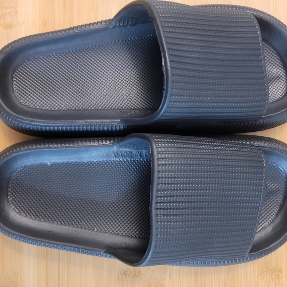 Womens Sootheeze slides and flip flops, a lot of 2! - Picture 5 of 8